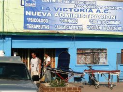 Forenses recogen hoy los cuerpos de personas asesinadas en el centro de rehabilitación. EFE  /