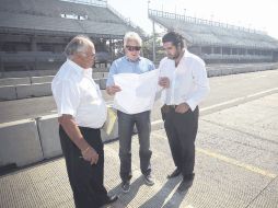 El director de carreras de la Fórmula Uno, Charlie Witing (centro), revisa los planos del circuito. EL UNIVERSAL  /