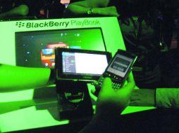 Vía Bluetooth, Playbook puede acceder al correo electrónico, libreta de direcciones y BBM, del teléfono inteligente. ARCHIVO  /
