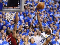 Jason Terry (der.) fue de los que se echó al equipo de Dallas al hombro, con puntos vitales. EFE  /