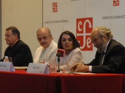 Alberto Dallal; Miguel Sabido, Beatriz Espejo y Martí Soler, durante la presentación del libro. NTX  /