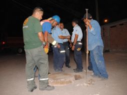 Trabajadores del SIAPA y bomberos de Tlaquepaque revisaron el drenaje anoche luego de reportes por olor a gasolina. O. RUVALCABA  /
