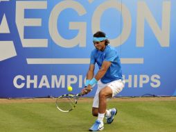 Rafael Nadal devuelve la bola al australiano Matthew Ebden durante su partido del torneo Queen's. EFE  /