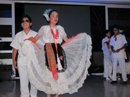 Alumnos del Instituto Hellen Keller participaron con una sesión de baile. ESPECIAL  /