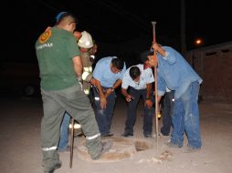 Bomberos de Tlaquepaque y personal del SIAPA trabajaron para limpiar el drenaje desde la noche del martes. O. RUVALCABA  /