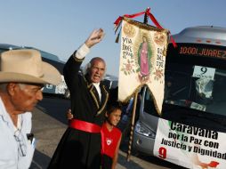 Un simpatizante disfrazado de Miguel Hidalgo y Costilla recibe en Torreón a la Caravana por la Paz con Dignidad y Justicia. REUTERS  /