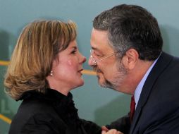 Antonio Palocci le desea suerte a Gleisi Hoffmann, quien será la próxima jefa del gabinete brasileño. AFP  /