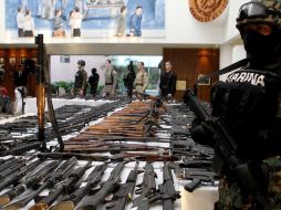 La Secretaría de Marina presentó un arsenal decomisado a presuntos miembros de 'Los Zetas' en NL y Coahuila. EL UNIVERSAL  /