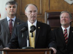 El gobernador de Alabama, Robert Bentley (c), promulgó la ley antiinmigrante. AP  /