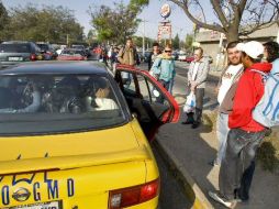 No es una irregularidad que varias personas aborden un taxi con un mismo destino, y el chofer utilice el aparato de cobro. ARCHIVO  /