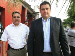 El titular del Siapa José Luis Hernández y el alcalde Héctor Vielma, en la entrega de un cheque a colonos de Zapopan. M. FREYRIA  /