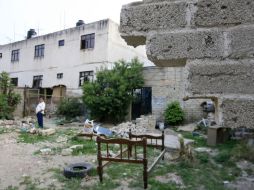 La fuga de agua tras la fractura del colector provocó daños a enceres domésticos y a las estructuras de las viviendas. M. FREYRIA  /