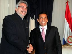 El presidente paraguayo, Fernando Lugo (i), recibe al presidente electo de Perú, Ollanta Humala (d). EFE  /