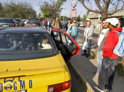 Autoridades viales subrayan que es una irregularidad que varios usuarios utilicen a la vez el servicio de un taxi. A. GARCÍA  /