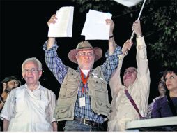 Javier Sicilia muestra el pacto ciudadano que previamente firmó ante una multitud. EL UNIVERSAL  /