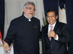 El mandatario paraguayo, Fernando Lugo recibe al presidente electo de Perú, Ollanta Humala, a su llegada a Asunción. AP  /