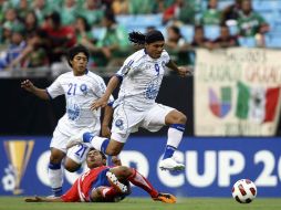 Los jugadores de El Salvador se vieron frustrados por el empate que Costa Rica les sacó en los últimos segundos del duelo. MEXSPORT  /