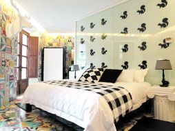 Habitación dedicada a Pedro Friedeberg, donde los colores se apoderan del espacio. A.CAMACHO  /