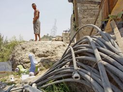 Debido a la falta del servicio, vecinos de la colonia Mesa Colorada recurren a tomas clandestinas de agua. S. NÚÑEZ  /