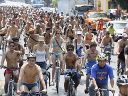 Ciclistas circulan en los alrededores de La Minerva. La Ciudad de México también fue escenario de una manifestación similar. E. PACHECO  /