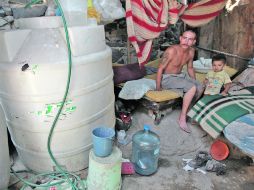 Una familia, vecina de la colonia Mesa Colorada, debe llenar tinacos con agua para poder asearse. S. NÚÑEZ  /