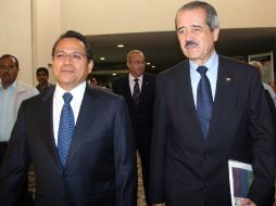 El titular de Salud, José Ángel Córdova (der.), y el gobernador de Guanajuato Juan Manuel Oliva. EL UNIVERSAL  /