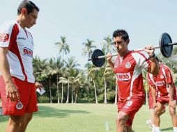 “Venado” Medina durante la sesión de trabajo en cancha, donde trabajó fuerza. ESPECIAL  /