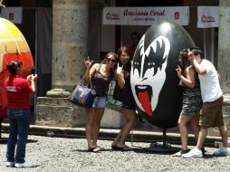 Visitantes del Congreso aprovechan la exhibición Huevote Parade, para tomarse la foto con los coloridos proyectos artísticos. E.BARRERA  /