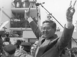 El ex mandatario peruano, Alberto Fujimori, saluda a sus simpatizantes en sus tiempos de presidencia. ESPECIAL  /