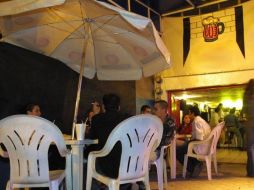 Destacan que las principales afectaciones se dan porque giros como micheladas o bares pretenden hacerlos como discotecas. ARCHIVO  /