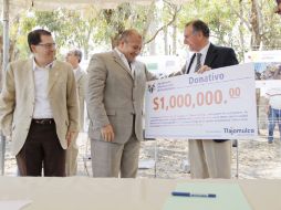 Ayer, Enrique Alfaro recibió un donativo por un millón de pesos, de manos de Fernando Bosque, director general de GAP. E. PACHECO  /