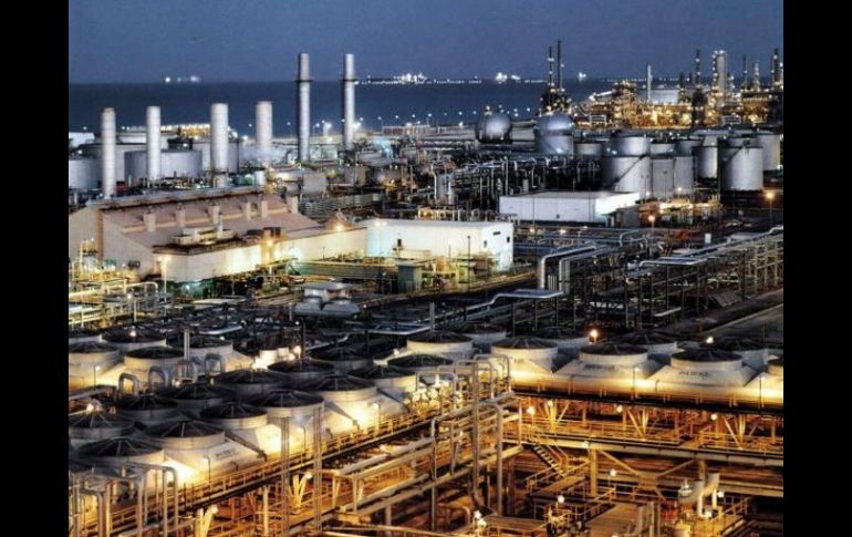 Los precios del petróleo treparon a un máximo de más de 127 dólares para el Brent en abril de este año. ARCHIVO  /