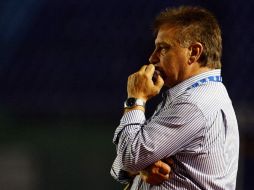 El técnico de la Selección de Guatemala, Hugo Almeida, observa juego ante Honduras durante la Copa Oro. MEXSPORT  /