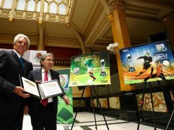 Compeán de la FEMEXFUT, con Pablo Reyes (D), durante la presentacion del timbre postal conmemorativo del Mundial Sub-17. MEXSPORT  /