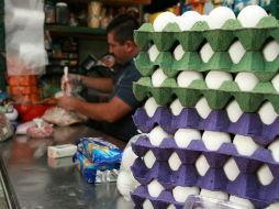 El huevo se comercializa en 80 por ciento en cajas de cartón con 360 unidades.  ARCHIVO  /