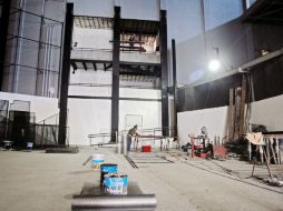 Por el momento, en el Larva se colocan los puentes que soportarán la iluminación y el sonido. E. BARRERA  /