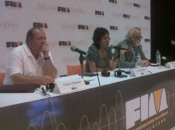 Octavio Arbeláez (izq.), académico de Colombia, habló sobre la unificación de América Latina. O GARCÍA  /