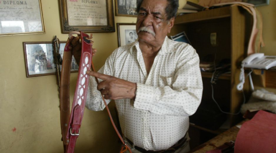 Ángel Parra muestra un pecho pretal ya terminado, como prueba de la transformación de la vaqueta. E. FLORES  /
