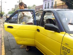 La posible implementación de un transporte nocturno puede afectar los ingresos de taxistas, pero lo aprueban. ARCHIVO  /