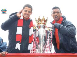 Javier Hernández y Nani posan con el trofeo de la Liga Premier ganado el pasado mes de mayo. GETTY IMAGES SPORT  /