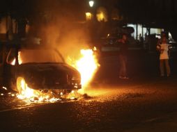 Fotografía de un auto incendiado que bloquea el paso de una vialidad en Pátzcuaro. REUTERS  /