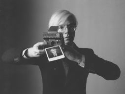 Imagen de la fotografía ''Andy Warhol con cámara'', realizada por Oliviero Toscani. EFE  /