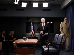 Robert Gates (centro) durante el arribo a su última conferencia de prensa al frente de la Secretaría de Defensa. REUTERS  /
