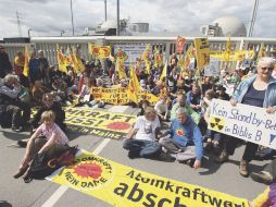 Activistas en contra de la planta nuclear Fukushima se manifiestan en las calles de Alemania. REUTERS  /