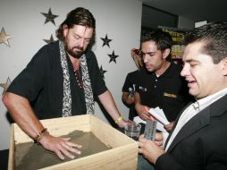 Alan Parsons, en el momento en que plasma sus huellas en el Hermes Music Education Center. M. FREYRÍA  /