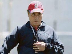 'Güero' Real dispara en el entrenamiento del Guadalajara en Verde Valle. MEXSPORT  /