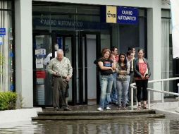 El gerente de la sucursal bancaria llamó a las autoridades para informar sobre el asalto. ARCHIVO  /