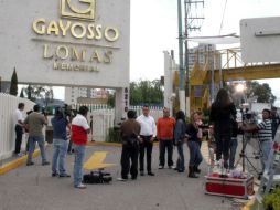 La pareja llegó a bordo de una camioneta de color negro acompañada de sus hijos. NTX  /