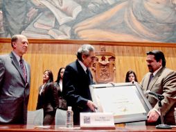 Ante estudiantes y académicos, Aníbal Quijano recibió el título Doctor Honoris Causa de manos del rector de la UdeG. E. BARRERA  /