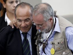 El poeta Javier Sicilia abraza al Presidente Felipe Calderón tras el diálogo por la paz, en el Castillo de Chapultepec. AP  /